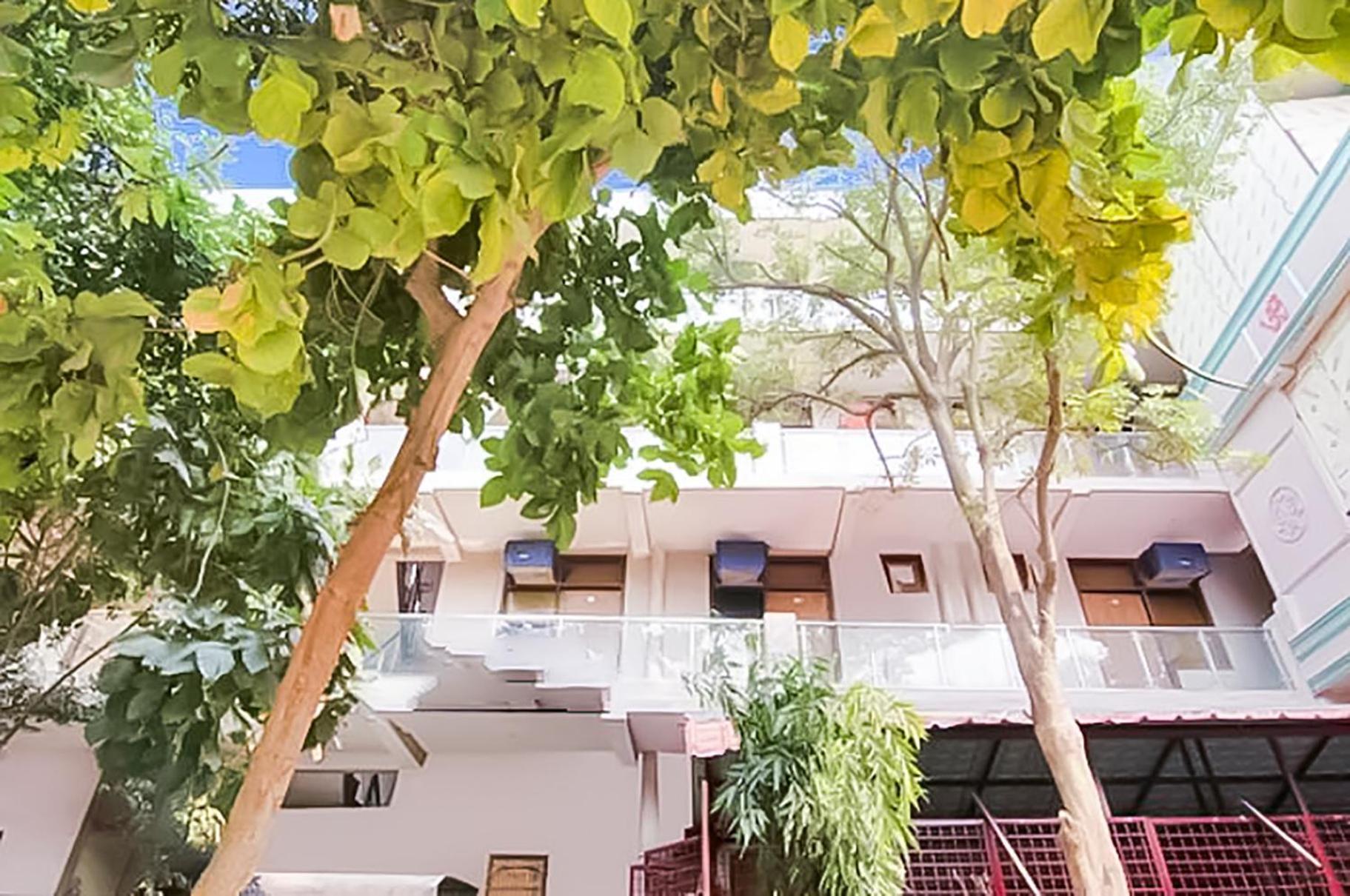 Sunrise Haven Near Nizamuddin Railway Station 2 Min Walk Hotel